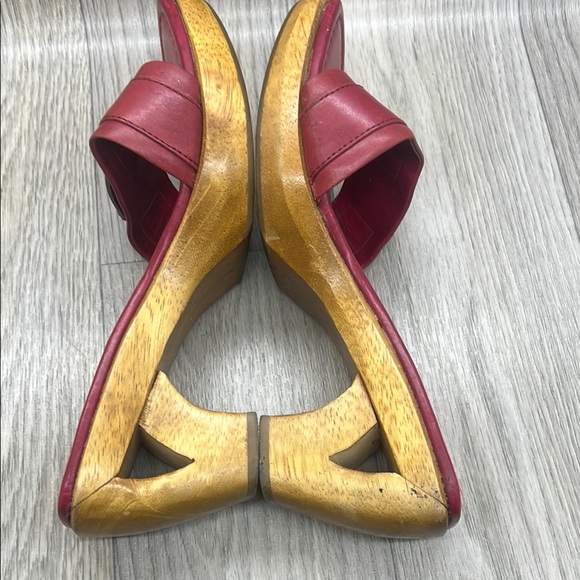 Two Lips Red Sandals - Picture 9 of 11